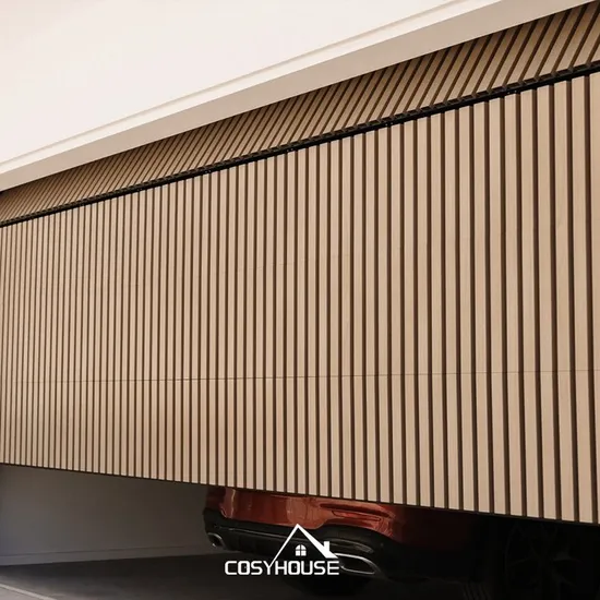Puerta de garaje plegable moderna con paneles de aluminio con veta de madera y sensor de obstáculos inteligente para uso residencial en villas o comerciales.