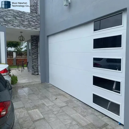 Garaje con puerta seccional de alto rendimiento con puerta peatonal integrada