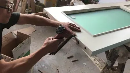 Puertas francesas de doble hoja con imprimación blanca para interiores de casa.