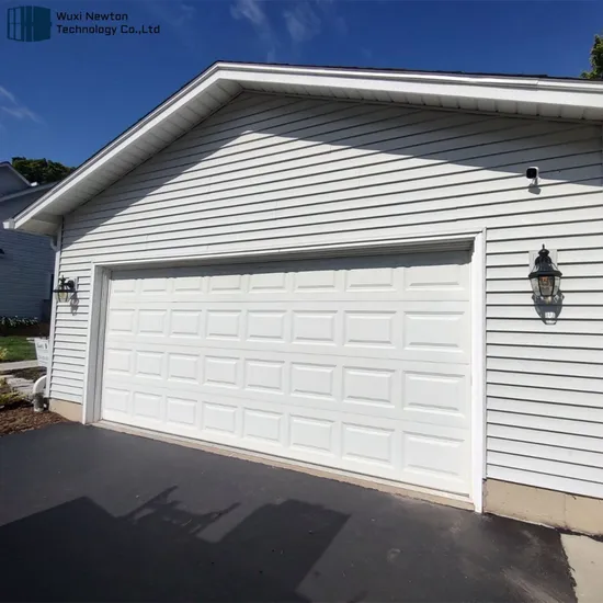 Puertas de garaje automáticas de seguridad color marrón, resistentes al viento y con puerta peatonal.