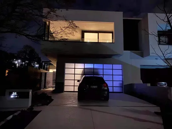 Puertas de garaje enrollables automáticas de metal con control remoto de aluminio y vidrio de estilo moderno de Gedeli Custom Villa para uso residencial