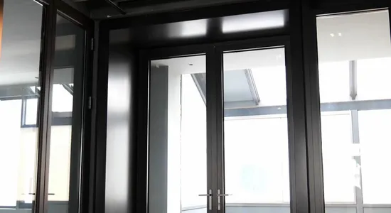 Puertas de vidrio templado con doble acristalamiento de impacto de fabricación Foshan, diseño de rejilla, puerta batiente de aluminio exterior, puertas de seguridad francesas abatibles de aluminio