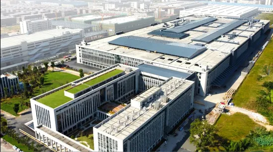 Puertas francesas exteriores de madera maciza nuevas, hechas a medida y económicas, con marco de madera.